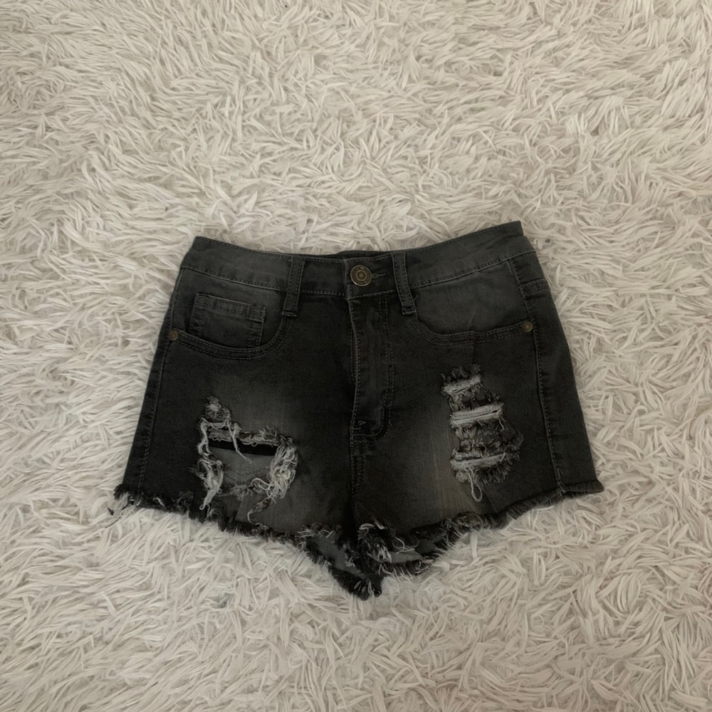 Hugh rise black washed short